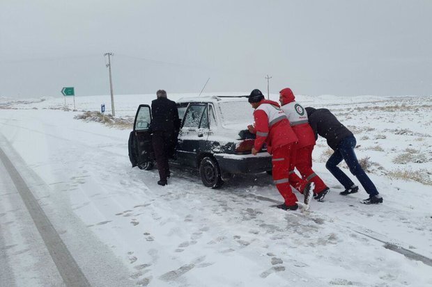 امدادرسانی به ۱۸۶ نفر گرفتار در برف وکولاک آذربایجان غربی
