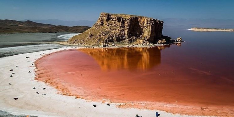 دریاچه ارومیه همچنان آب می رود